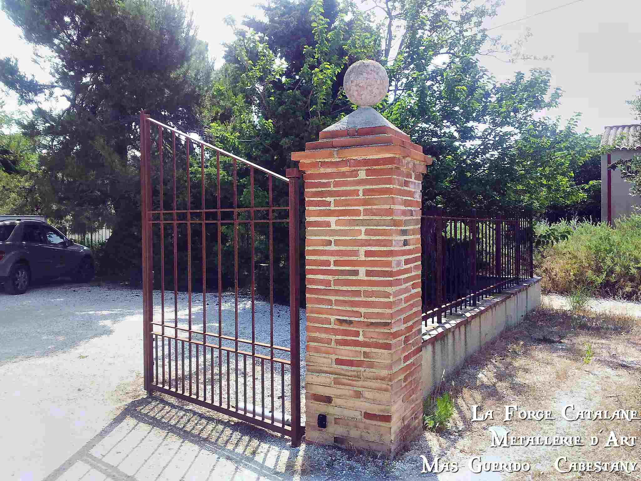 rehausse cloture barreaudage fer vertical rouille mas baux forge catalane 4.jpg